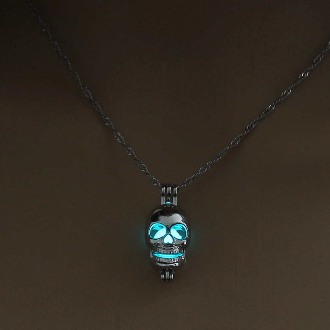 Ожерелье с подвеской в виде черепа светящаяся бижутерия серебряного цвета 3