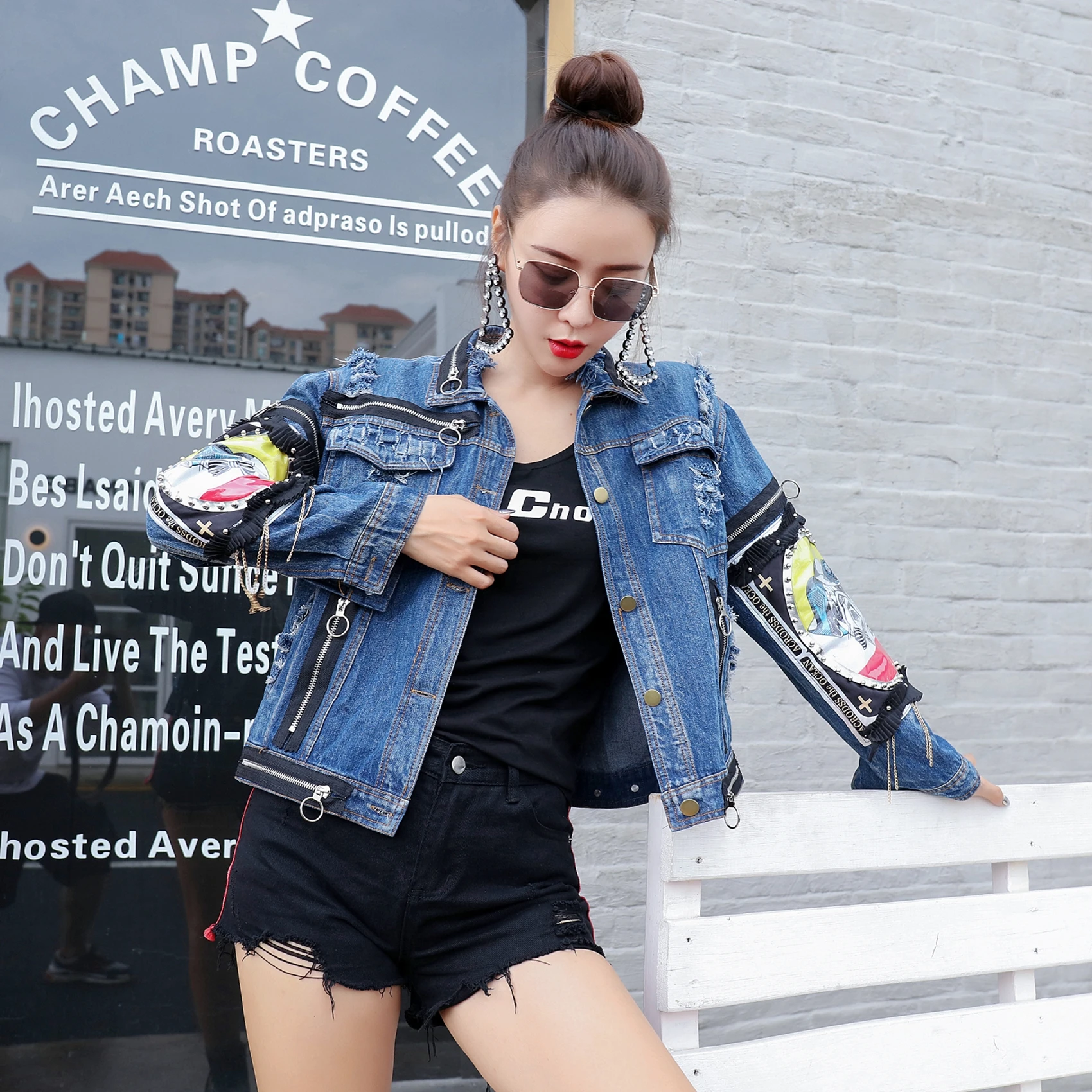 2020 fall new style jeans, BF jeans, European and American wind, big sleeves, long sleeves and women's jeans.
2020 fall new style jeans, BF jeans, European and American wind, big sleeves, long sleeves and women's jeans.