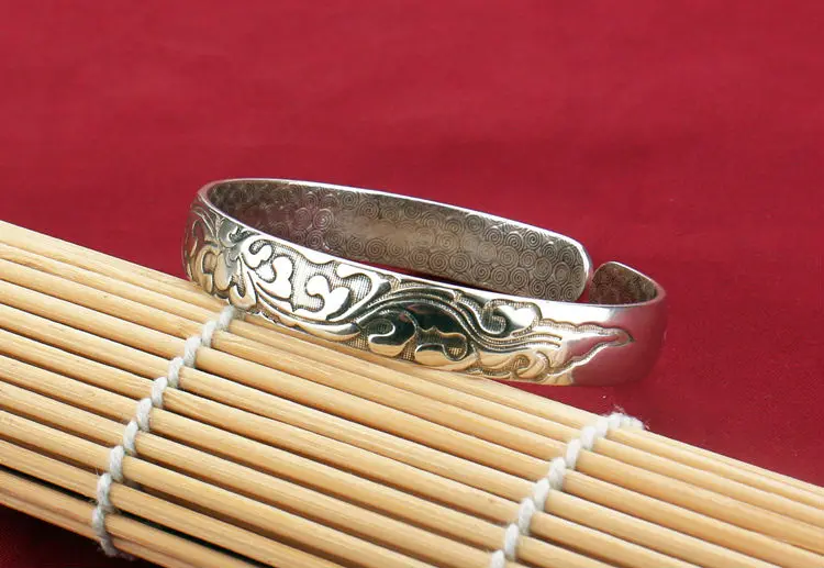 Retro bracelet style Thai silver black bracelet, woman 58 mm diameter. water sycee bangle jewelry with high quality
Retro bracelet style Thai silver black bracelet, woman 58 mm diameter. water sycee bangle jewelry with high quality