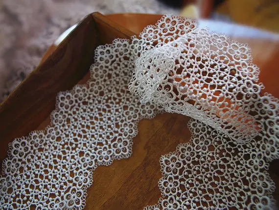 2 yard Exquisite Venise Lace Trim Lace Fabric Webbing Decoration African Lace Fabric DG063B
2 yard Exquisite Venise Lace Trim Lace Fabric Webbing Decoration African Lace Fabric DG063B