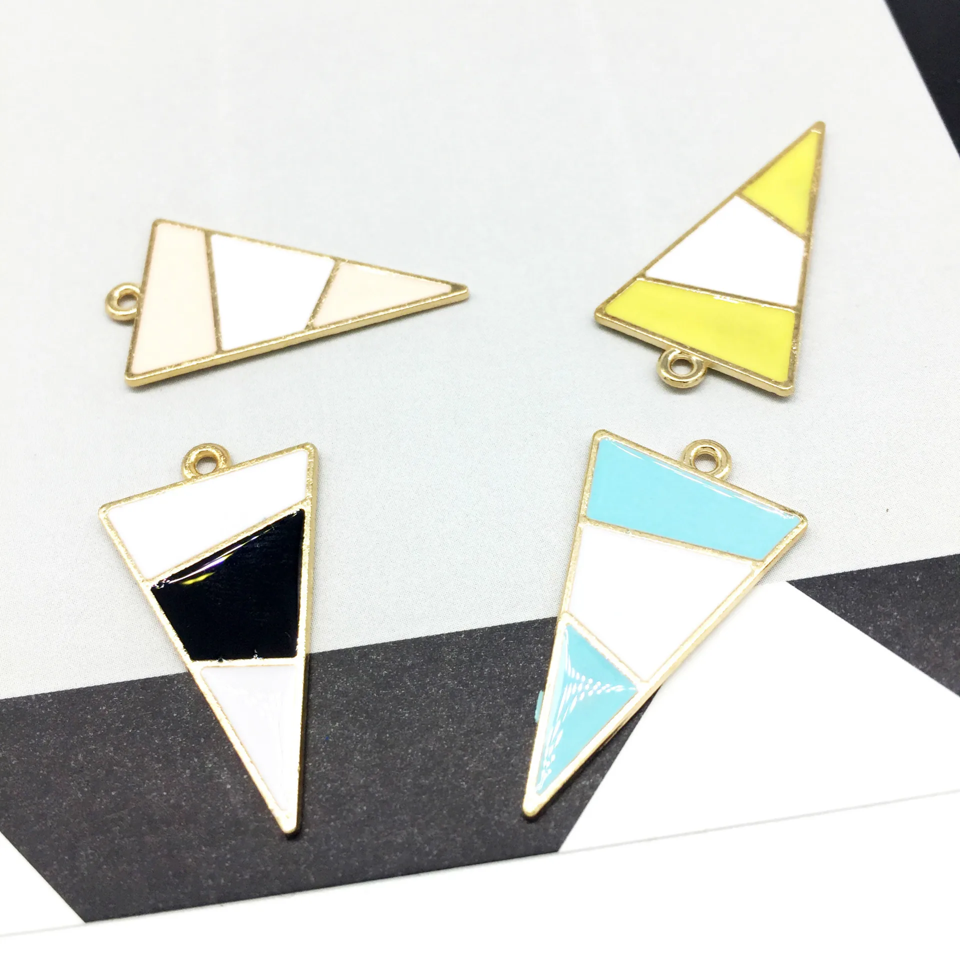 30pcs/lot Fashion Jewelry Accessories Gold Tone Alloy Triangle Charms Zinc Alloy Oil Drop Charm Pendants
30pcs/lot Fashion Jewelry Accessories Gold Tone Alloy Triangle Charms Zinc Alloy Oil Drop Charm Pendants