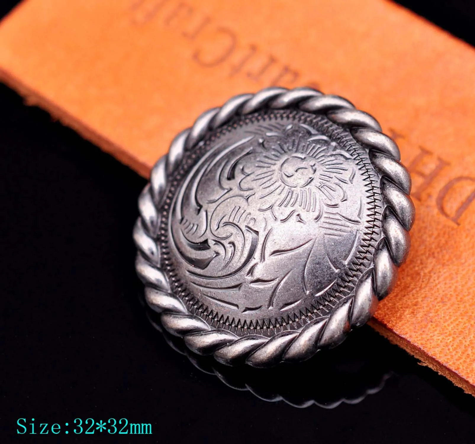 10X 1-1/4"ANTIQUE SILVER FLOWER ENGRAVED ROPE SIDE LEATHERCRAFT BELT SADDLE CONCHO DECOR SCREW BACK
10X 1-1/4"ANTIQUE SILVER FLOWER ENGRAVED ROPE SIDE LEATHERCRAFT BELT SADDLE CONCHO DECOR SCREW BACK