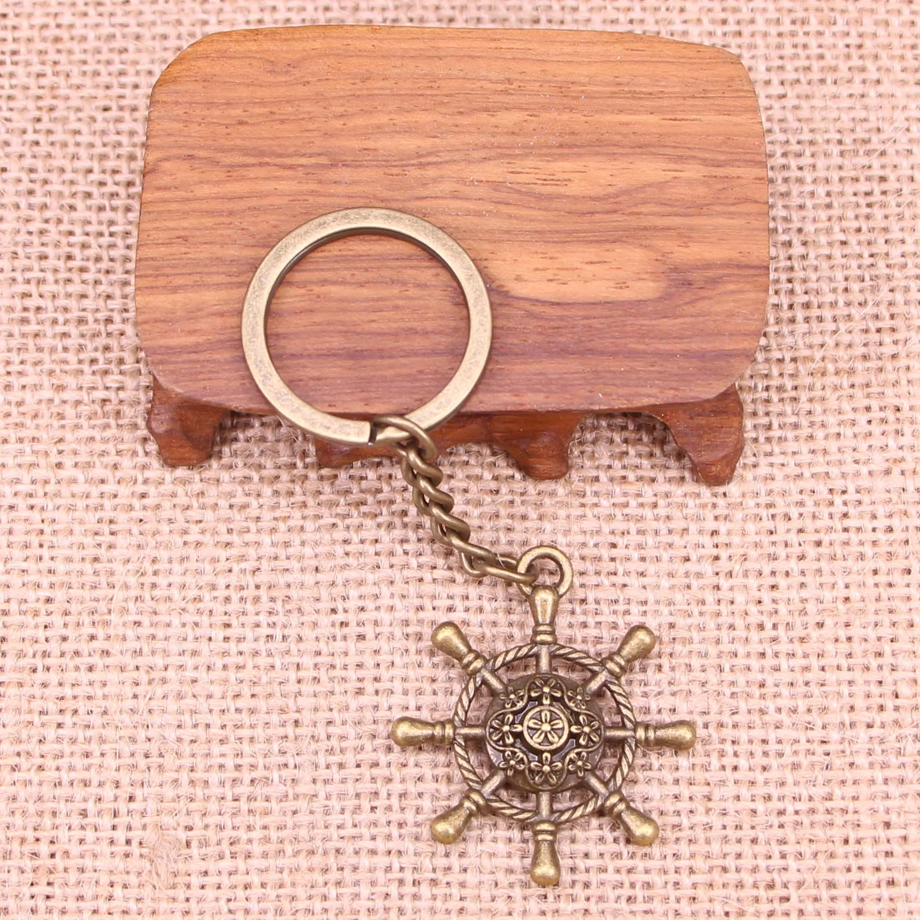 20pcs New Fashion Keychain 40x35mm rudder helm Pendants DIY Men Jewelry Car Key Chain Ring Holder Souvenir For Gift
20pcs New Fashion Keychain 40x35mm rudder helm Pendants DIY Men Jewelry Car Key Chain Ring Holder Souvenir For Gift