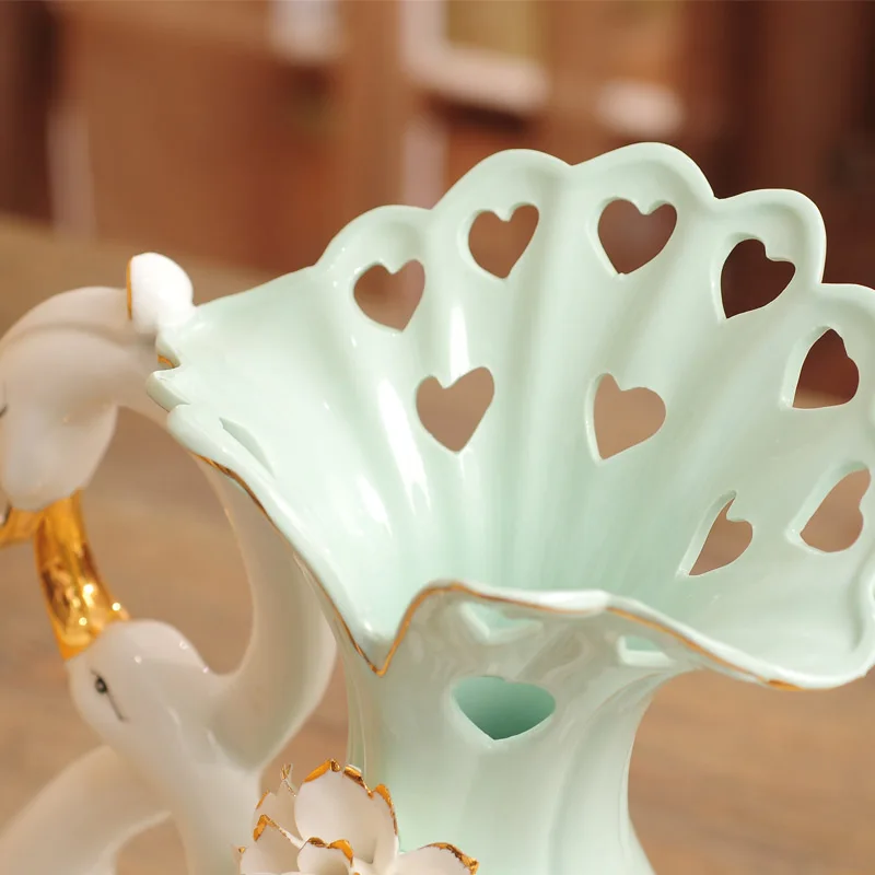 The wedding gift gift new living room TV cabinet Home Furnishing decorations ceramic vase Swan ornaments
The wedding gift gift new living room TV cabinet Home Furnishing decorations ceramic vase Swan ornaments