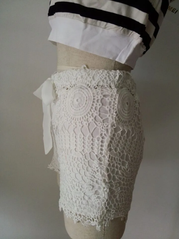 New Lace Shorts for Women 2021 Summer European Fashion Sexy Lace Crochet Elastic Waist Shorts Female Casual Shorts With a Belt
New Lace Shorts for Women 2021 Summer European Fashion Sexy Lace Crochet Elastic Waist Shorts Female Casual Shorts With a Belt
