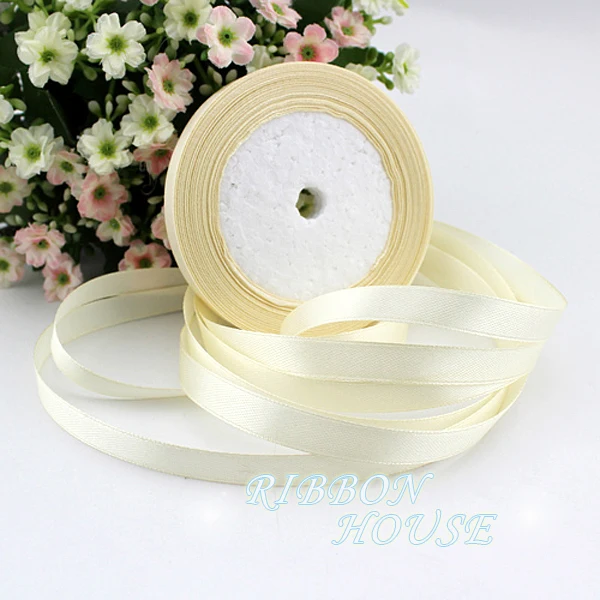 (25 yards/roll) 3/8" (10mm) Creamy White Single Face Satin Ribbon Webbing Decoration Gift Christmas Ribbons
(25 yards/roll) 3/8" (10mm) Creamy White Single Face Satin Ribbon Webbing Decoration Gift Christmas Ribbons
