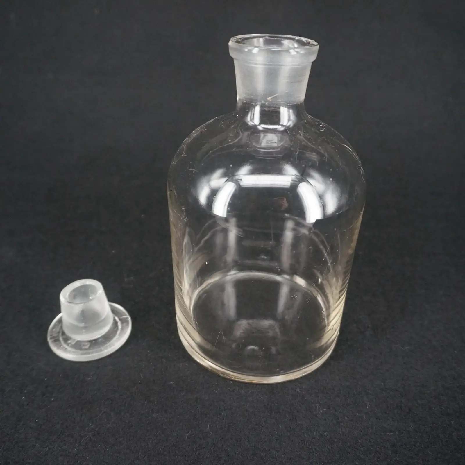 1000ml Glass Reagent Bottle With Ground-in Glass Stopper Narrow Mouth Transparent Glass Bottle
1000ml Glass Reagent Bottle With Ground-in Glass Stopper Narrow Mouth Transparent Glass Bottle