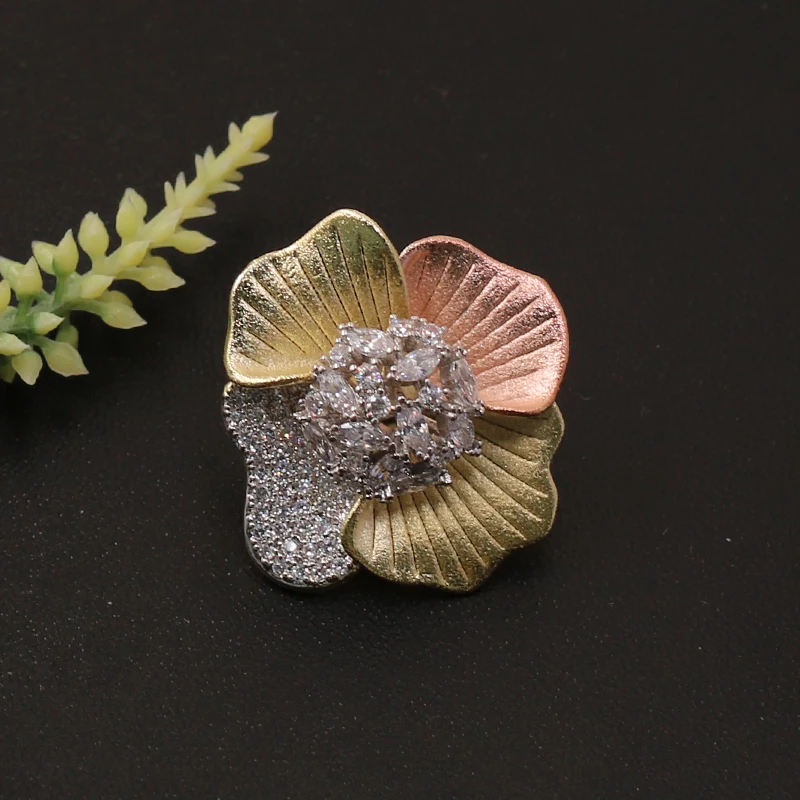 Lanyika Fashion Jewelry Irregular Exquisite Square Flower Brooch Pin for Engagement Wedding Micro Paved Zircon Popular Gifts
Lanyika Fashion Jewelry Irregular Exquisite Square Flower Brooch Pin for Engagement Wedding Micro Paved Zircon Popular Gifts