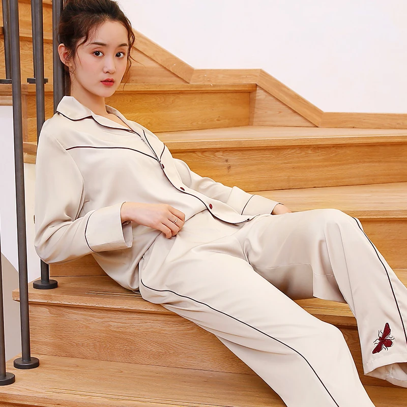 Women Summer Pajamas Sets Solid Bee Pattern Long Sleeves Thin Smooth Ladies Nightwear Pyjamas Set Homewear
Women Summer Pajamas Sets Solid Bee Pattern Long Sleeves Thin Smooth Ladies Nightwear Pyjamas Set Homewear