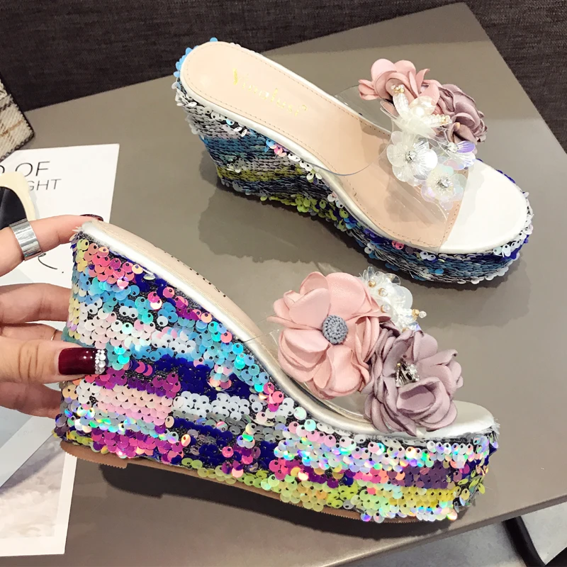 Шлепанцы женские летние на танкетке, уличные тапочки для свиданий, на толстой подошве, с цветочным декором, сланцы для девушек
Шлепанцы женские летние на танкетке, уличные тапочки для свиданий, на толстой подошве, с цветочным декором, сланцы для девушек