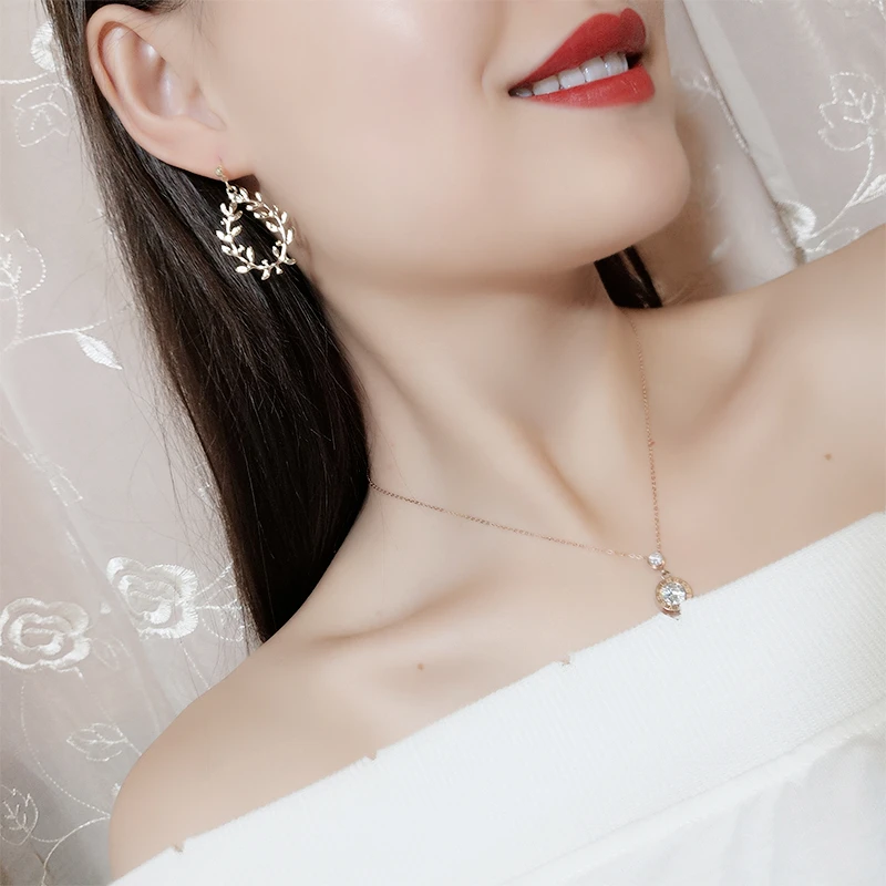 Water Drop Flower Leaves Golden Exaggerate Shiny Dangle Earrings Drop Earrings For Women
Water Drop Flower Leaves Golden Exaggerate Shiny Dangle Earrings Drop Earrings For Women