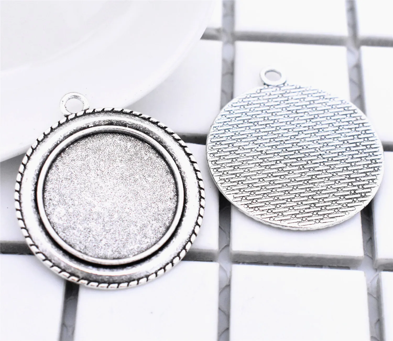 4pcs 25mm Inner Size Antique Silver Plated Simple Style Cabochon Base Cameo Setting Charms Pendant-A5-06
4pcs 25mm Inner Size Antique Silver Plated Simple Style Cabochon Base Cameo Setting Charms Pendant-A5-06