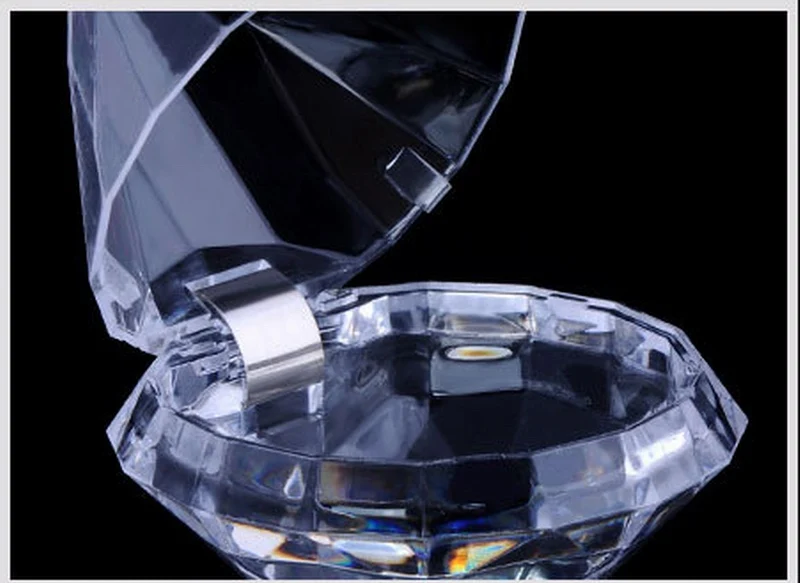 100 / creative plastic crystal diamond candy box size transparent candy boxes presented to the guests
100 / creative plastic crystal diamond candy box size transparent candy boxes presented to the guests
