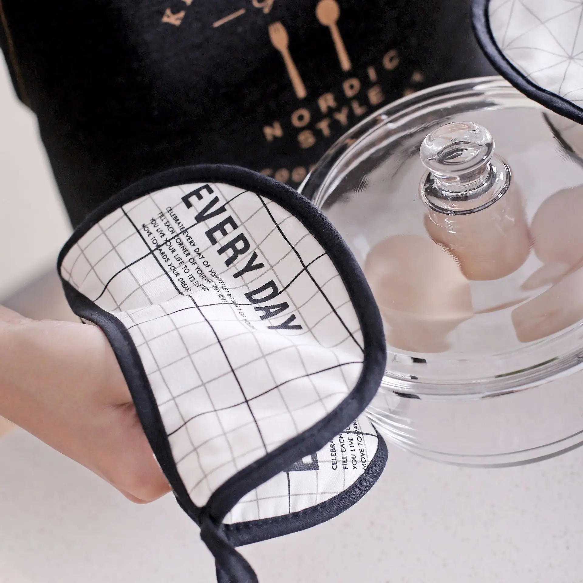 Soffe Multifunction Heat Resistant Gloves Creative Home Dinning Table Mat Non-slip Waterproof Kitchen Necessory Placemat
Soffe Multifunction Heat Resistant Gloves Creative Home Dinning Table Mat Non-slip Waterproof Kitchen Necessory Placemat