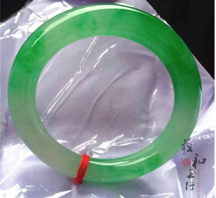 Emperor jade, green jade, bracelet, ice, round bar, natural old pit jade jade bracelet.
Emperor jade, green jade, bracelet, ice, round bar, natural old pit jade jade bracelet.