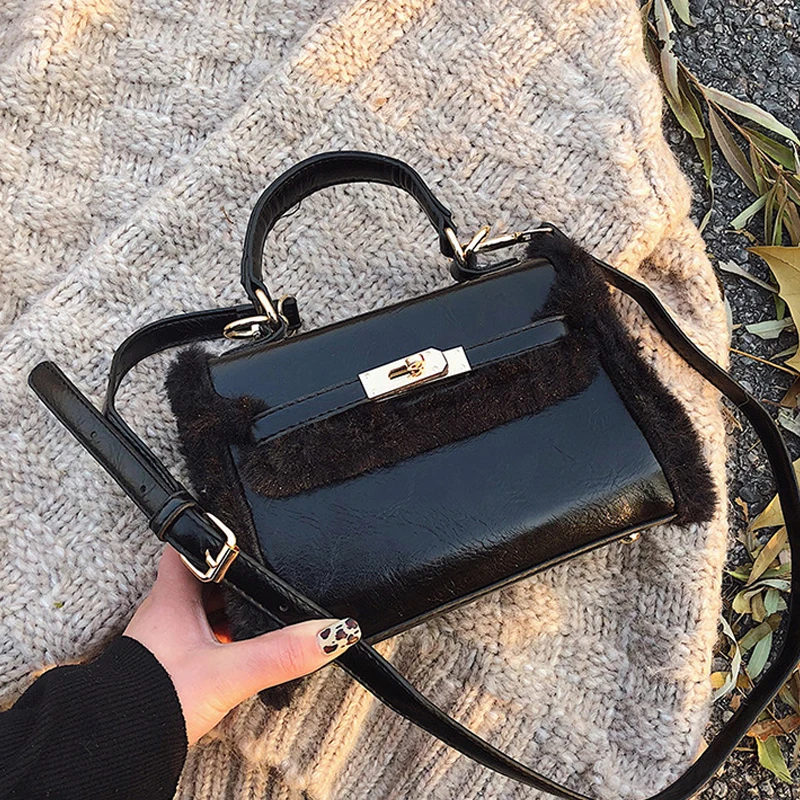 Unique Female 2019 New Autumn and Winter Fashion Plush Shoulder Bag Women Explosion Models Small Square Bag Ladies Messenger Bag
Unique Female 2019 New Autumn and Winter Fashion Plush Shoulder Bag Women Explosion Models Small Square Bag Ladies Messenger Bag