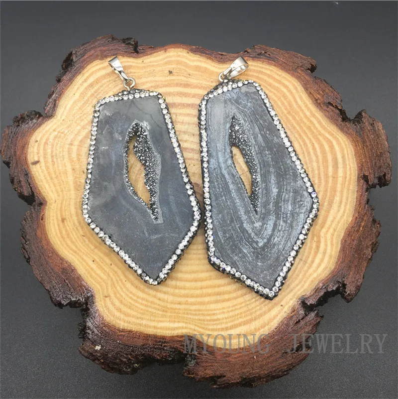 Gray Crystal Geode Druzy Slice Pendant Paved Rhinestone edges, Nature Stone Slab Pendant for Necklace Jewelry MY1312
Gray Crystal Geode Druzy Slice Pendant Paved Rhinestone edges, Nature Stone Slab Pendant for Necklace Jewelry MY1312
