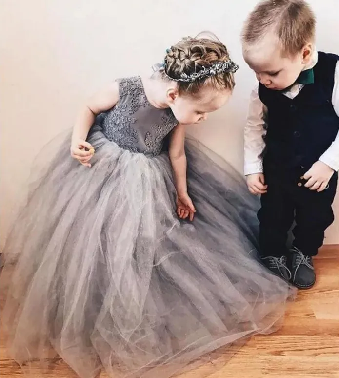 Grey Tulle Fluffy Flower Girl Dresses For Wedding with Big Bow Lace Girls Pageant Dresses Kids Birthday Party Gowns
Grey Tulle Fluffy Flower Girl Dresses For Wedding with Big Bow Lace Girls Pageant Dresses Kids Birthday Party Gowns