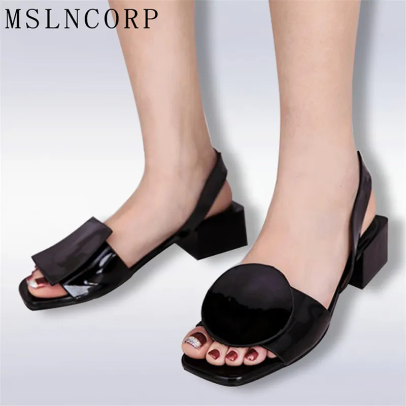 Plus Size 34-43 New summer square heels women sandals ladies white and black open toe Rome beach shoes Fashion Casual sandals
Plus Size 34-43 New summer square heels women sandals ladies white and black open toe Rome beach shoes Fashion Casual sandals
