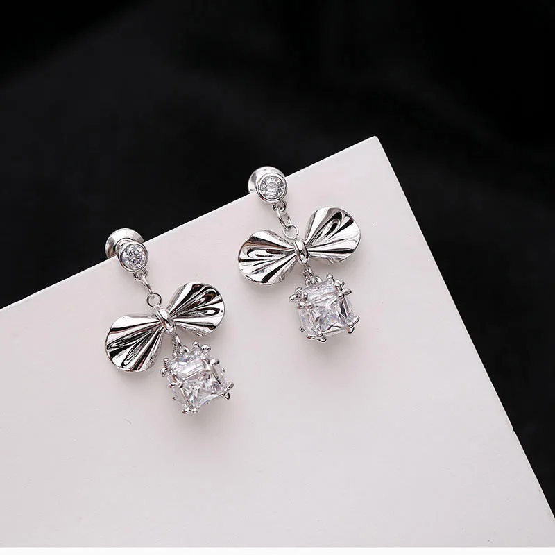 New Copper Plated Gold Bowknot AAA Zircon Ball Earrings Korean Fashion Temperament Earrings Luxury Jewelry Personalized
New Copper Plated Gold Bowknot AAA Zircon Ball Earrings Korean Fashion Temperament Earrings Luxury Jewelry Personalized