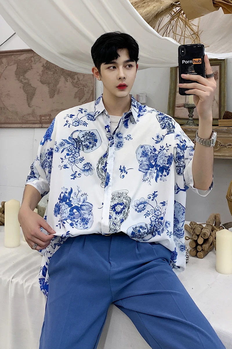 M-XL!Summer blue and white porcelain print men's loose five-point sleeve shirt hair stylist youth short-sleeved shirt.
M-XL!Summer blue and white porcelain print men's loose five-point sleeve shirt hair stylist youth short-sleeved shirt.
