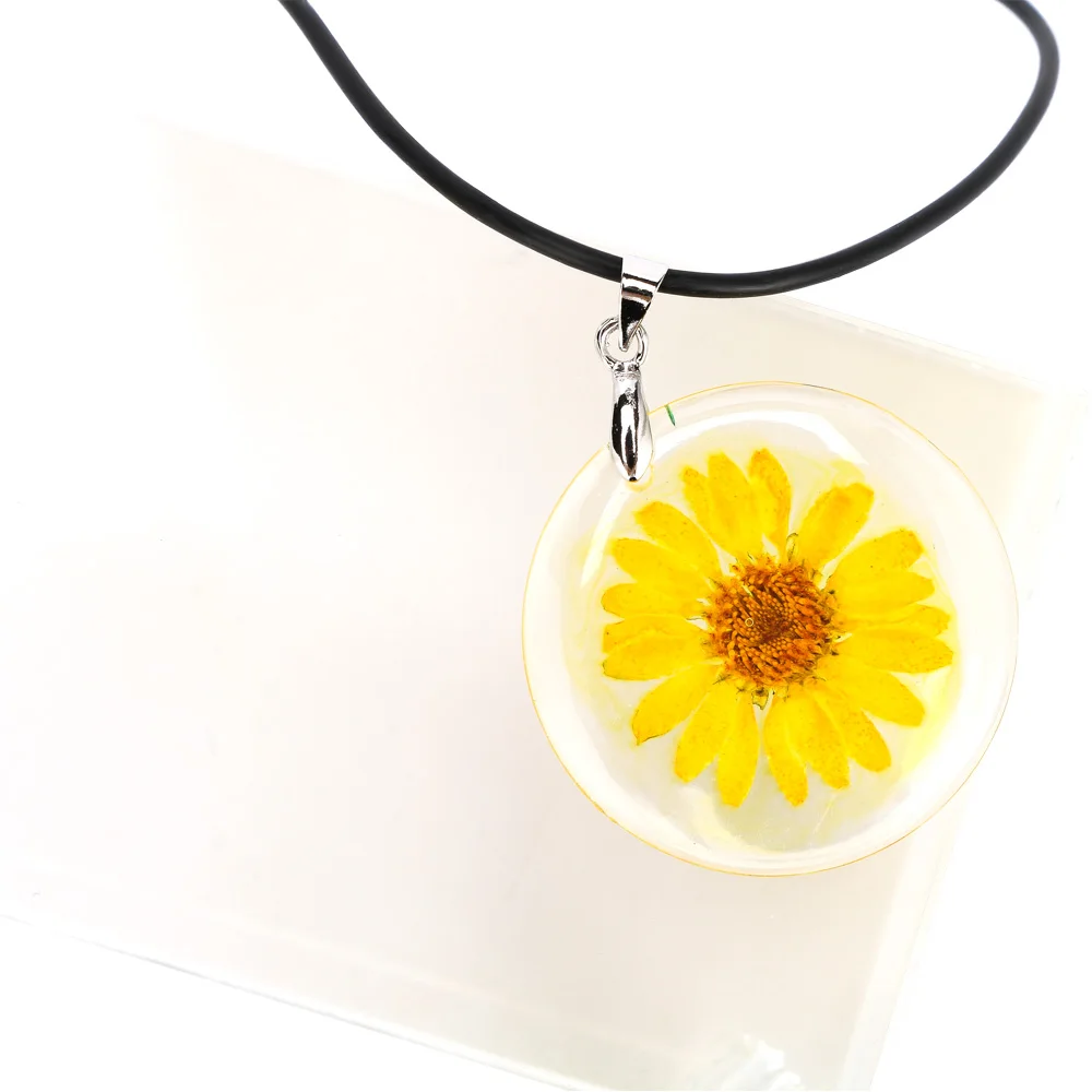 Handmade Boho Transparent Resin Daisy Necklace Real Dry Flower Round Locket Pendant Leather Chain Necklace For Women Gift kolye
Handmade Boho Transparent Resin Daisy Necklace Real Dry Flower Round Locket Pendant Leather Chain Necklace For Women Gift kolye