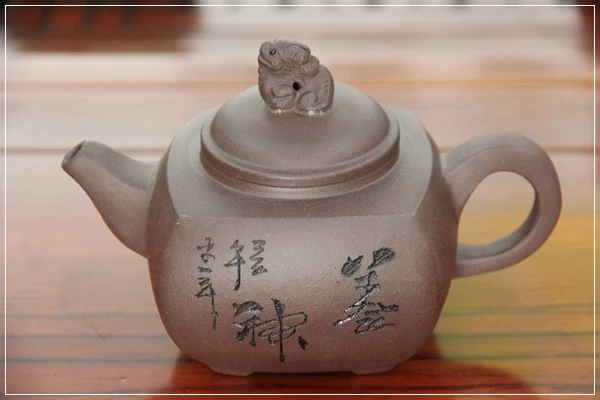 Chinese Yixing tea pot for the pu er teapot's name: "Strengthen the power of the spirit", 200 ml
Chinese Yixing tea pot for the pu er teapot's name: "Strengthen the power of the spirit", 200 ml