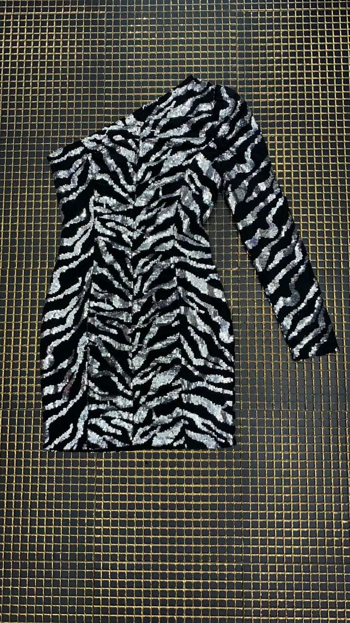2019 New Women Sequined one shoulder Long sleeve Bandage Dress Bodycon Cut Out Sexy Celebrity evening Party Dress
2019 New Women Sequined one shoulder Long sleeve Bandage Dress Bodycon Cut Out Sexy Celebrity evening Party Dress