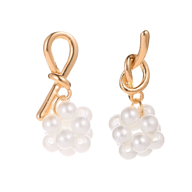 Korean version of hot selling gold earrings temperament asymmetric knots pearl beautiful small fresh
Korean version of hot selling gold earrings temperament asymmetric knots pearl beautiful small fresh