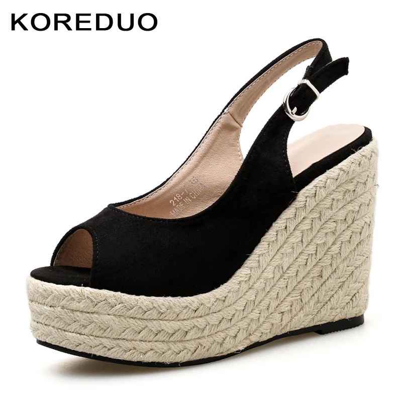 KOREDUO Для женщин ремешком сзади и открытым носком Босоножки на танкетке 2018 летние