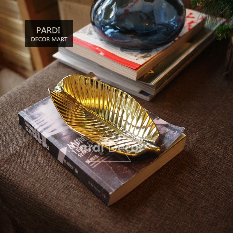 The golden banana leaf dish small ceramic ornaments / storage / decoration plate 1pc/lot
The golden banana leaf dish small ceramic ornaments / storage / decoration plate 1pc/lot