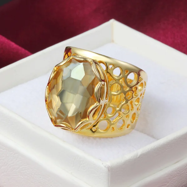 Недорогое мужское кольцо золотого цвета с большим кристаллом подарочное