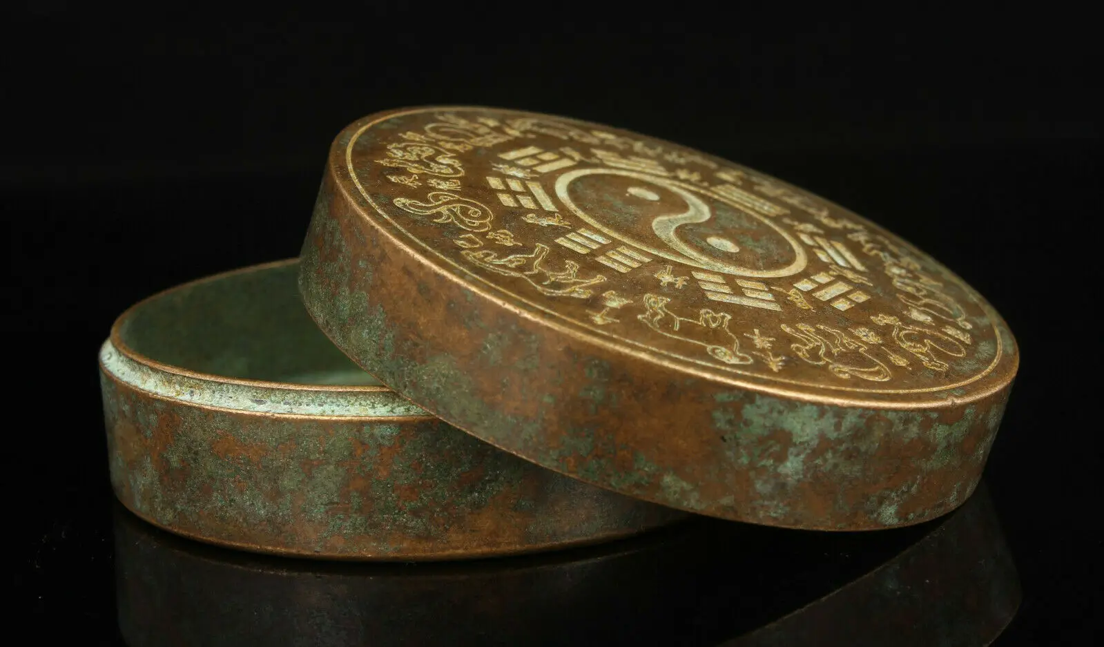 Collectible Handwork Asia Bronze Carving Exquisite Eight Diagrams Ink Box Statue
Collectible Handwork Asia Bronze Carving Exquisite Eight Diagrams Ink Box Statue