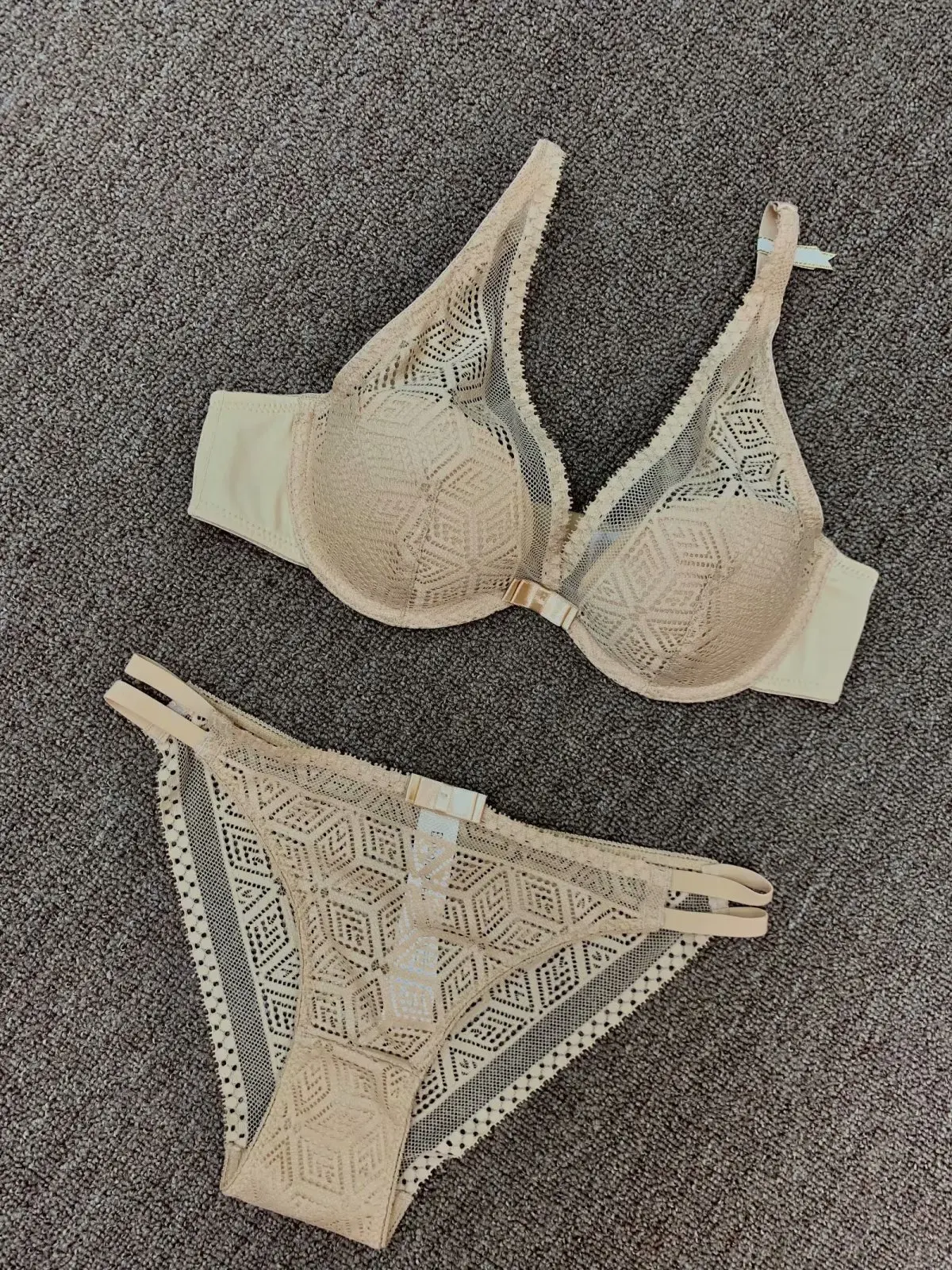Fashion Sexy Bra set Women's push up Lace Underwear Panties Thin breathable bra set Jacquard Sexy Underwear Free Shipping
Fashion Sexy Bra set Women's push up Lace Underwear Panties Thin breathable bra set Jacquard Sexy Underwear Free Shipping