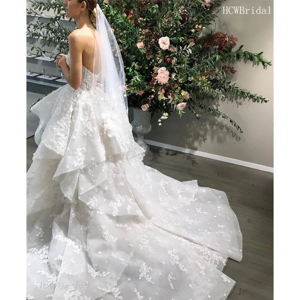 New Arrival Graceful Lace Princess Wedding Dresses Strapless Tiered Organza Sweep Train Custom Made Luxury Arabic Bridal Dress
New Arrival Graceful Lace Princess Wedding Dresses Strapless Tiered Organza Sweep Train Custom Made Luxury Arabic Bridal Dress