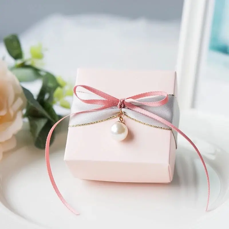 Free Shipping 50pcs Wedding favor boxes luxury peal diamond decoration candy box pink blue paper Jewelry box a gift for guests
Free Shipping 50pcs Wedding favor boxes luxury peal diamond decoration candy box pink blue paper Jewelry box a gift for guests