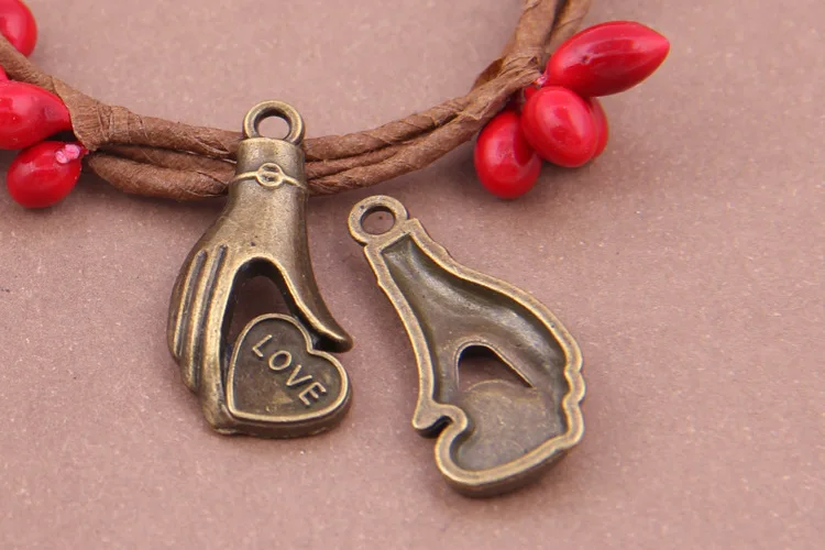 100pcs Vintage Heart Shaped Hands Charm For Making Bracelets/necklace/key Chain/apparel DIY Jewelry Accessories
100pcs Vintage Heart Shaped Hands Charm For Making Bracelets/necklace/key Chain/apparel DIY Jewelry Accessories