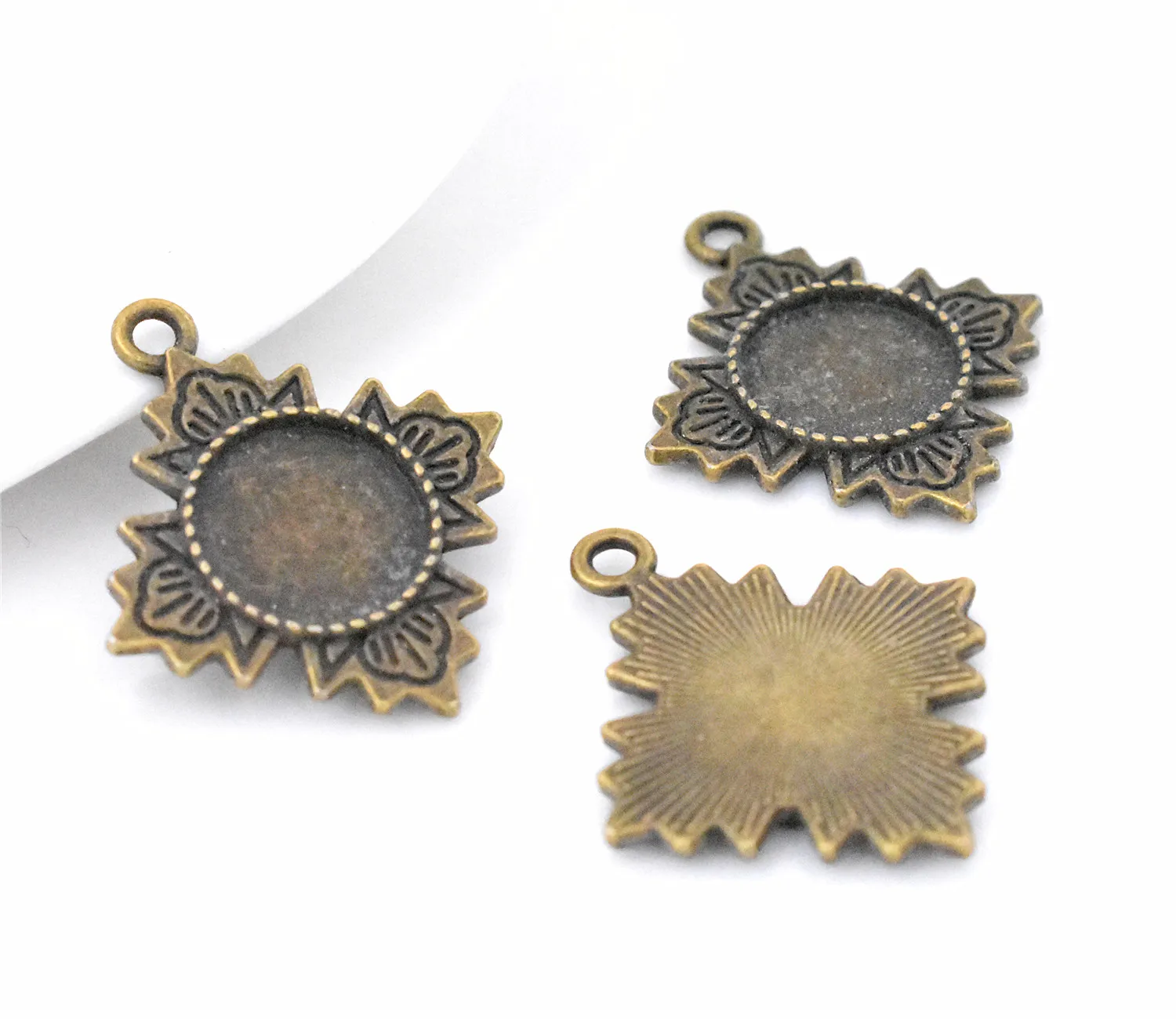10pcs 12mm Inner Size Antique Bronze Plated Flower Style Cabochon Base Cameo Setting Charms Pendant-
10pcs 12mm Inner Size Antique Bronze Plated Flower Style Cabochon Base Cameo Setting Charms Pendant-
