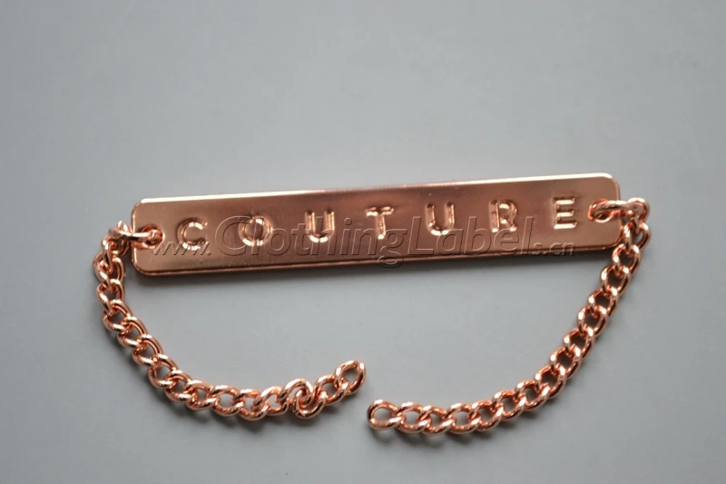 custom brand metal labels with chain for bag decoration, rose gold color, engraved logo
custom brand metal labels with chain for bag decoration, rose gold color, engraved logo