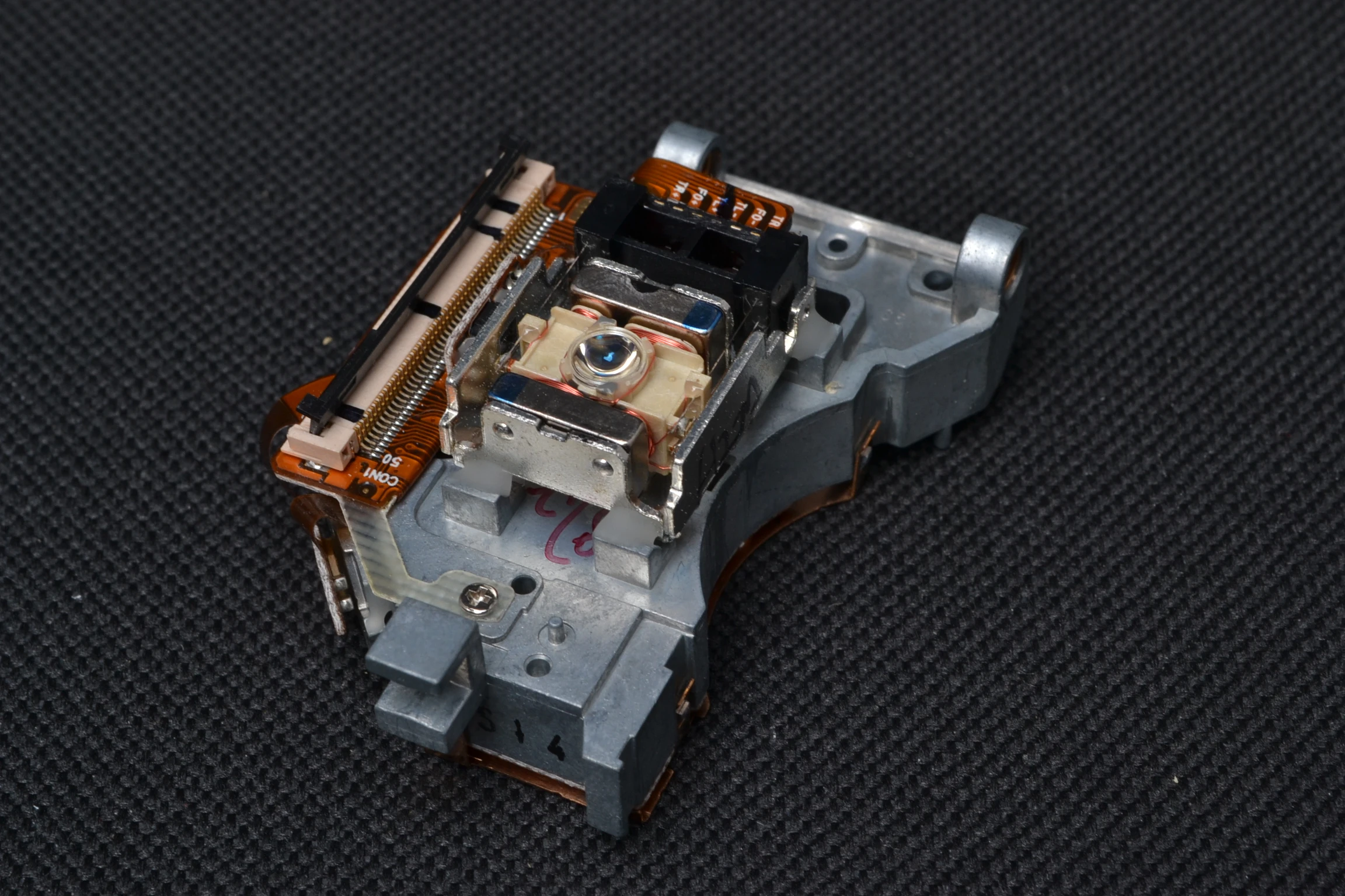 Original Replacement For SAMSUNG DVD-R136/XEB CD Player Laser Lens Assembly DVDR136/XEB Optical Pick-up Bloc Optique Unit
Original Replacement For SAMSUNG DVD-R136/XEB CD Player Laser Lens Assembly DVDR136/XEB Optical Pick-up Bloc Optique Unit