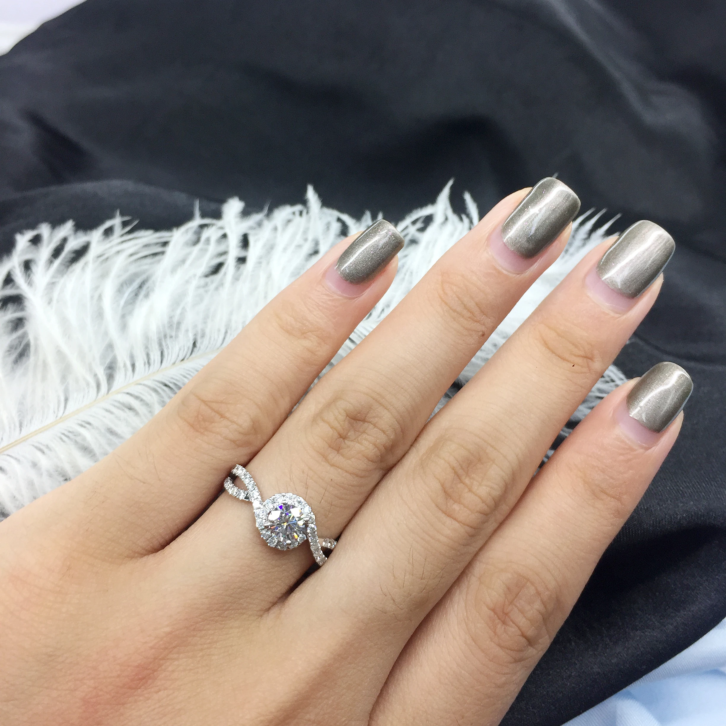 Real 18K White Gold DF Color VVS1 Round Cut 1ct Halo Moissanite Engagement Ring Lab Grown Diamond Ring Fine Jewelry For Women
Real 18K White Gold DF Color VVS1 Round Cut 1ct Halo Moissanite Engagement Ring Lab Grown Diamond Ring Fine Jewelry For Women