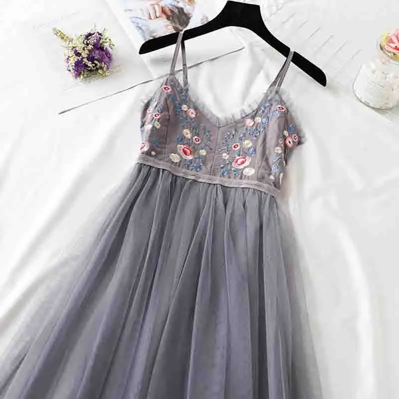 Summer Sleeveless Sling Mesh Dress 2019 Women Fashion V-neck Floral embroidery Sexy Dresses Elastic waist A-line beach Dress
Summer Sleeveless Sling Mesh Dress 2019 Women Fashion V-neck Floral embroidery Sexy Dresses Elastic waist A-line beach Dress