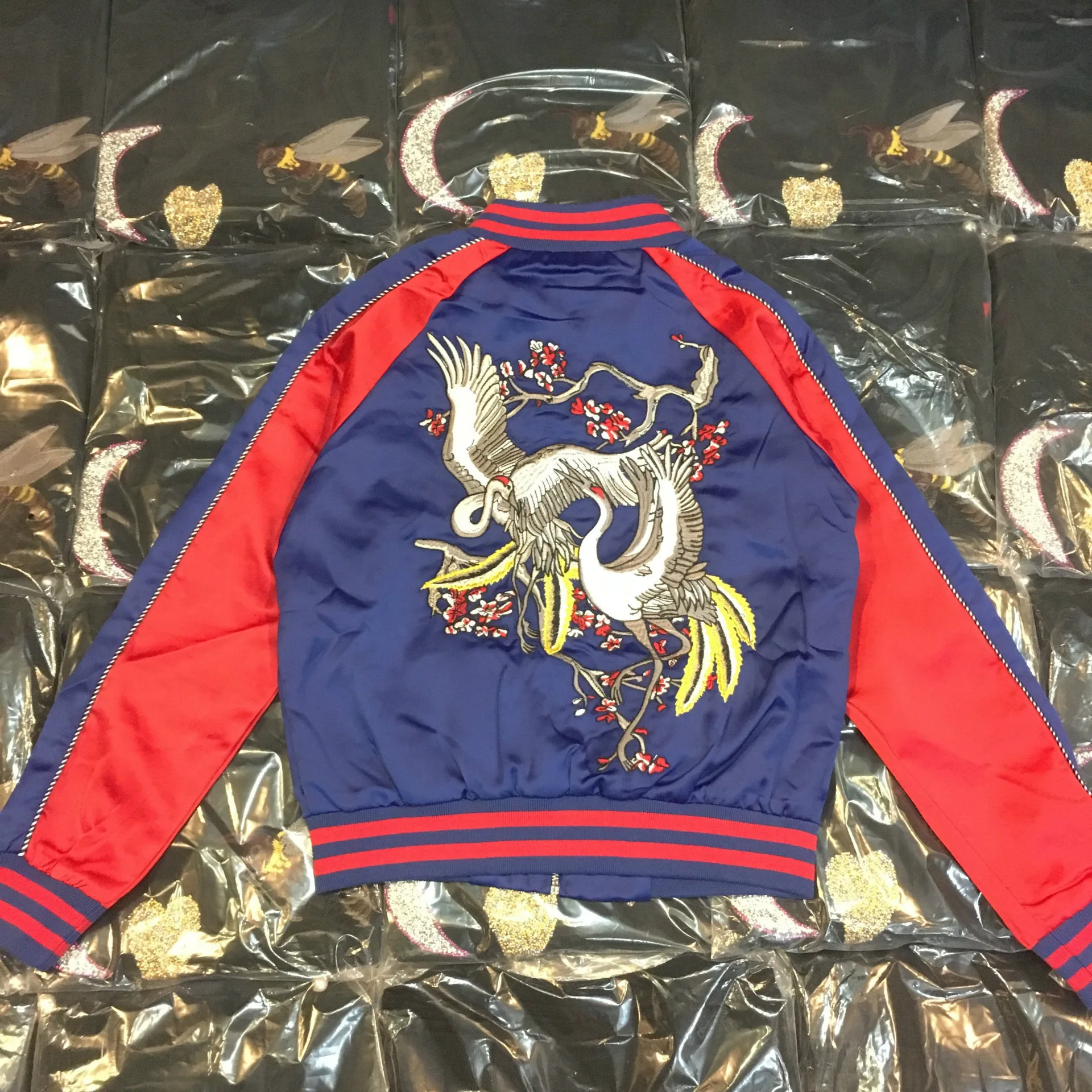 2021 ladies new winter high quality three-dimensional embroidery crane spell color silk baseball uniform jacket
2021 ladies new winter high quality three-dimensional embroidery crane spell color silk baseball uniform jacket
