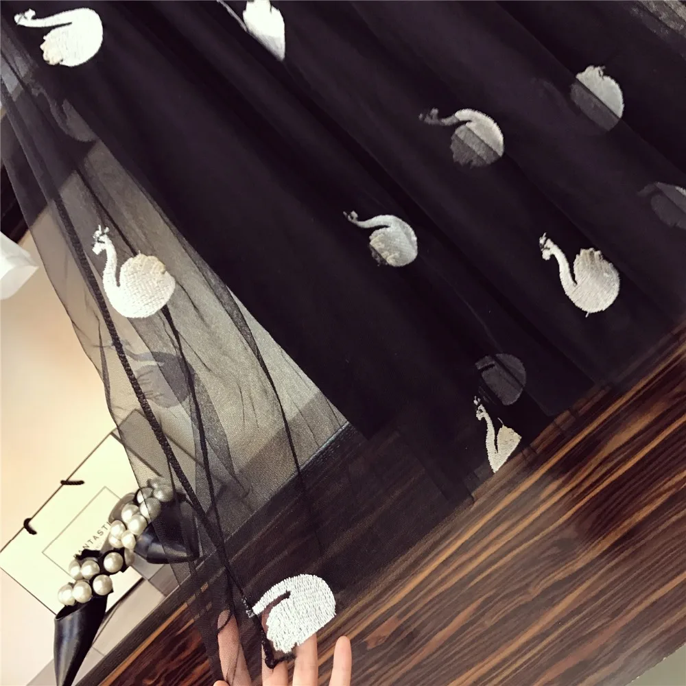 New Summer 2021 Women Short Sleeve Beading Swan PatternT-shirt + Mesh Beautiful Skirt Two-pieces sets Female Set suits
New Summer 2021 Women Short Sleeve Beading Swan PatternT-shirt + Mesh Beautiful Skirt Two-pieces sets Female Set suits