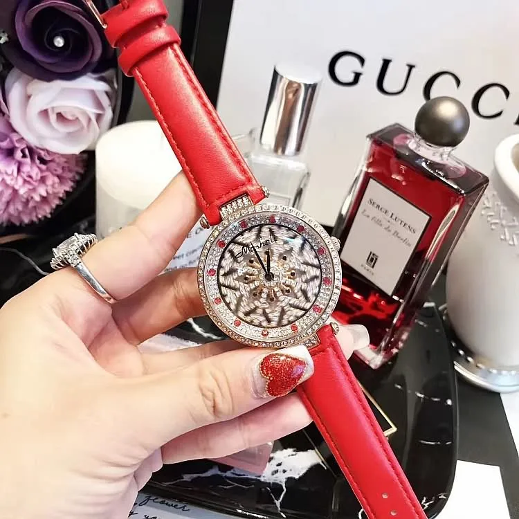 2019 Fashion Top Brand Luxury Watch Women Unique Rotating Diamond Women Dress Watch Waterproof Black Designer Women Watches Gift
2019 Fashion Top Brand Luxury Watch Women Unique Rotating Diamond Women Dress Watch Waterproof Black Designer Women Watches Gift