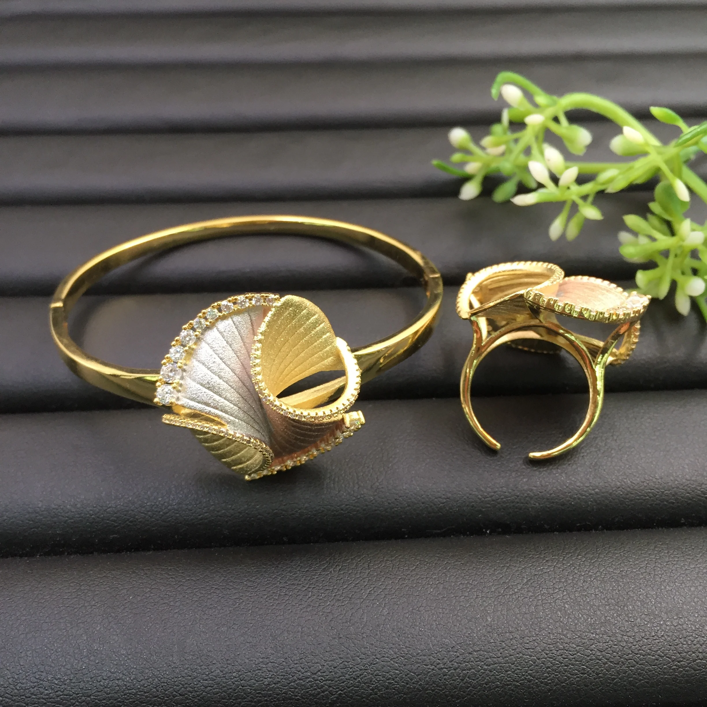 Lanyika Jewelry Graceful Artistical Set Abstract Geometric Sandblasting Bangle with Ring for Banquet Popular Luxury Best Gifts
Lanyika Jewelry Graceful Artistical Set Abstract Geometric Sandblasting Bangle with Ring for Banquet Popular Luxury Best Gifts