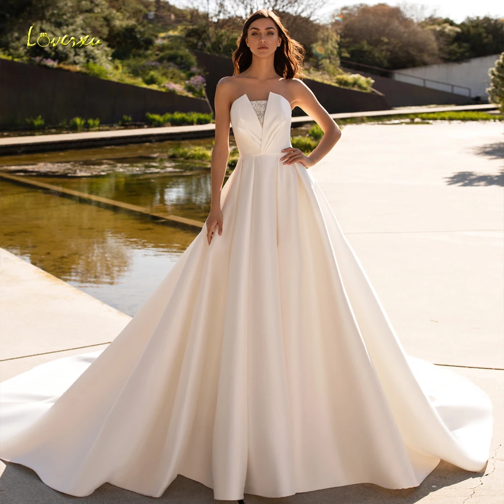 Loverxu Sexy Backless Strapless Satin Pleat A Line dding Dresses 2021 Luxury Beaded Crystal Court Train Vintage Bridal Gowns
Loverxu Sexy Backless Strapless Satin Pleat A Line dding Dresses 2021 Luxury Beaded Crystal Court Train Vintage Bridal Gowns