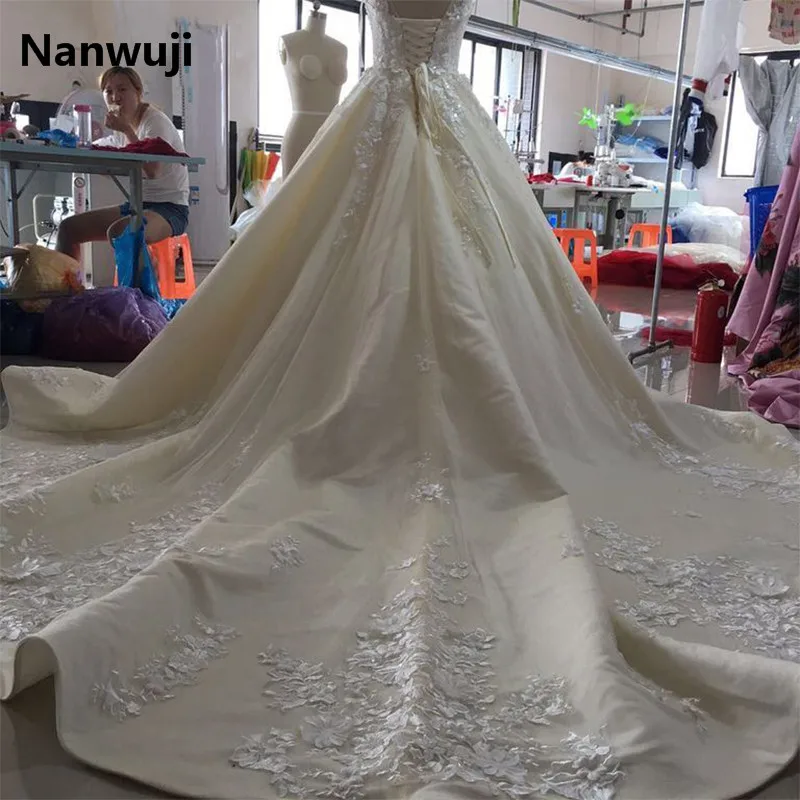 2016 Deep V-neck Beautiful Flower Appliques Chapel Train Champagne Ruffers Wedding Dresses Bridal Gown
2016 Deep V-neck Beautiful Flower Appliques Chapel Train Champagne Ruffers Wedding Dresses Bridal Gown