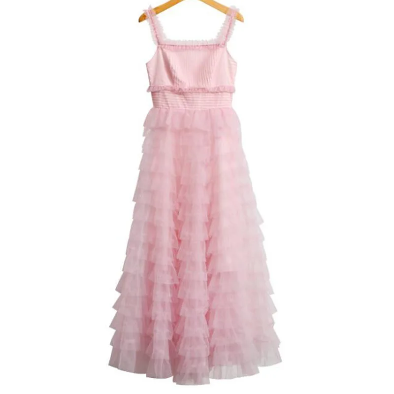 Женское платье на бретелях спагетти розовое с открытой спиной в стиле звезд для