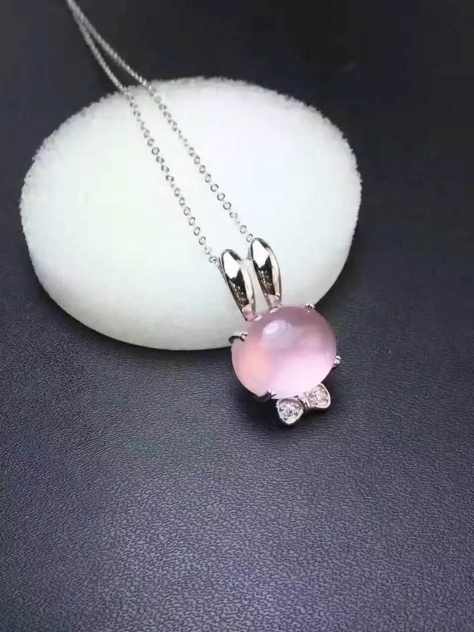 Natural rose quartz pendant S925 silver Natural pink crystal Pendant Necklace trendy Cute little rabbit Girl party gift jewelry
Natural rose quartz pendant S925 silver Natural pink crystal Pendant Necklace trendy Cute little rabbit Girl party gift jewelry